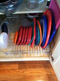 Easy Way to Organize Tupperware in Cabinets  Stockage tupperware, Organiser  tupperware, Astuce rangement
