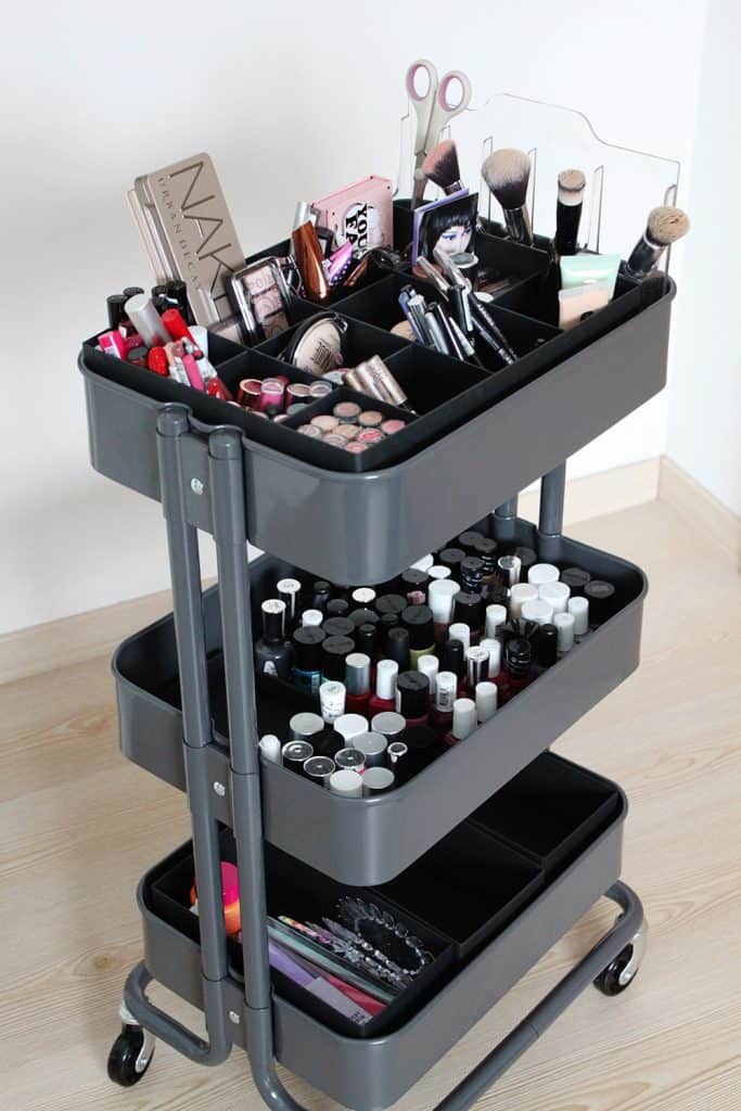 på den anden side, nakke piedestal 8 Must See Ideas To Organize Makeup in a Small Bathroom - Organization  Obsessed